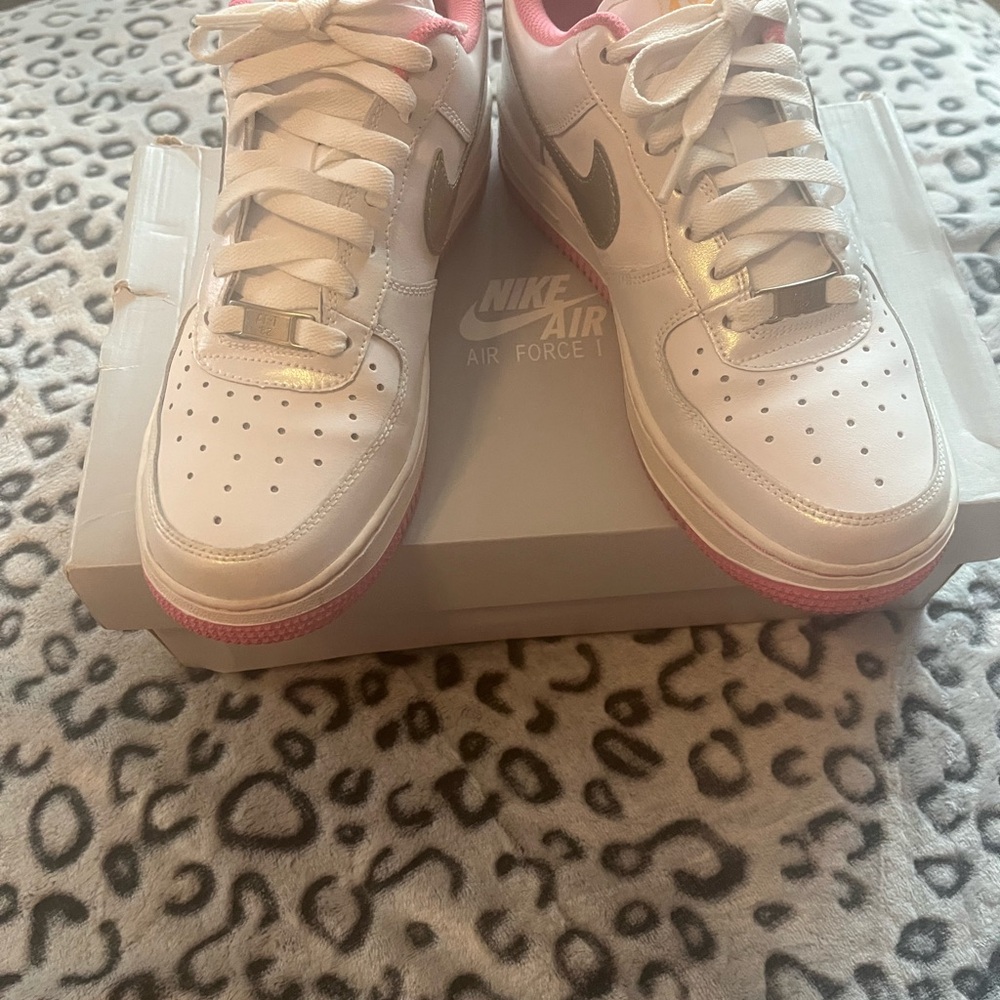 Nike Kids White Sneakers with Pink Highlights - Picture 5 of 5